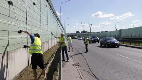 Mycie ekranów w porannym szczycie. "Cały Tarchomin stoi"