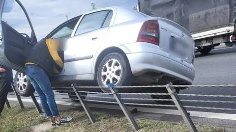 Zderzenie na S2, samochód zawisł na barierkach. Kierowca bez prawa jazdy