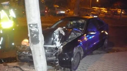 Pijany kierowca wjechał w latarnię przy cmentarzu