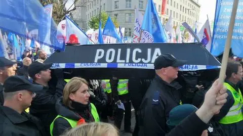 Z trumną i petardami. Mundurowi pikietowali przed Sejmem