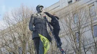 Akcja Greenpeace przy rondzie de Gaulle&#039;a