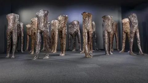 Instalacja "Caminando" autorstwa Magdaleny Abakanowicz 