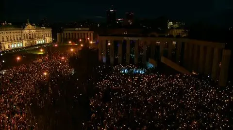 "Stajemy w łańcuchu czystych intencji". Tysiące świec na placu Krasińskich