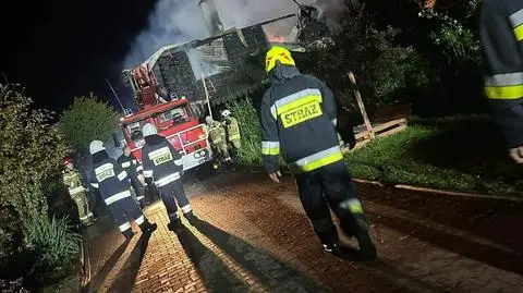 Ponad sześć godzin walczyli z ogniem. W pożarze zginęła młoda kobieta