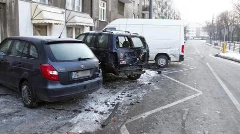 Śmieciarka uszkodziła trzy auta. "Najechała na krawężnik"