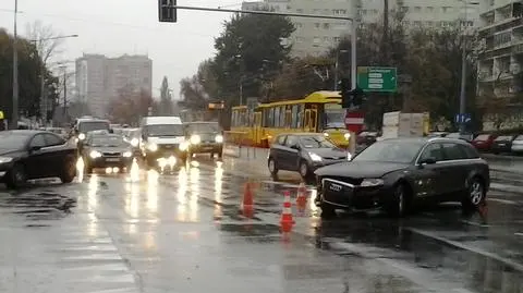 Audi na środku skrzyżowania. Kilka godzin utrudnień