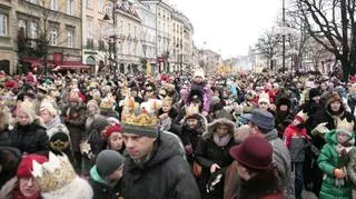 Tysiące ludzi na Krakowskim Przedmieściu