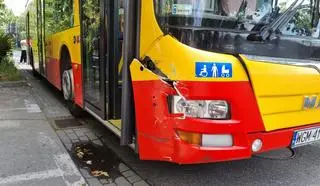 Samochód osobowy zderzył się z dwoma autobusami miejskimi 