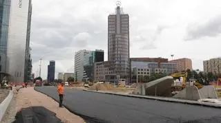 Kładą asfalt nad stacją Rondo ONZ