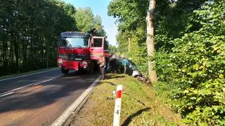 BMW spadło z nasypu po zderzeniu z betoniarką