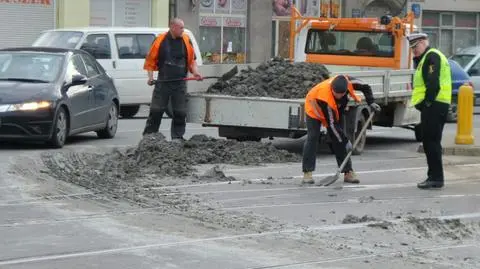 Beton na praskim skrzyżowaniu. "Prawdopodobnie wyleciał z betoniarki"