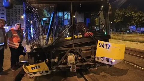 Nocna kolizja autobusu i samochodu. "Kierowca był wycinany z auta"