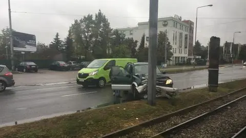 Uderzył w latarnię tuż obok fotoradaru