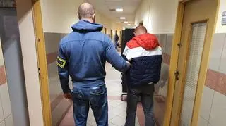 Policjant z zatrzymanym mężczyzną