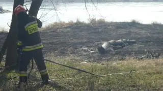 Znów pożar traw przy moście Świętokrzyskim