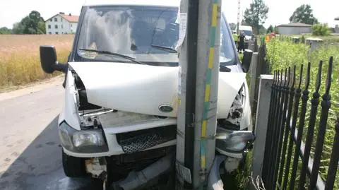 Wjechał w słup. Strażacy uratowali życie kierowcy