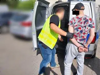 Policjant z zatrzymanym mężczyzną 