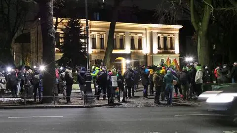 Protestujący zbierają się przed TK