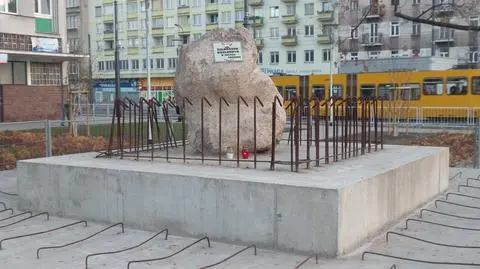 Głaz w miejscu pomnika Czterech Śpiących ma nową tabliczkę