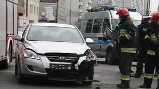 Zderzenie aut w al. Solidarności. Jedna osoba ranna