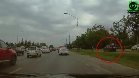 Samochody stoją w korku, tuż obok auto pędzi drogą rowerową. Wcześniej doszło do kolizji