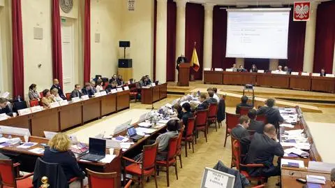 Nocna zmiana okręgów. Radni zajęli się uwagami komisarza