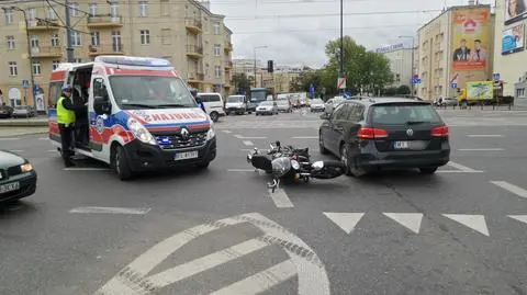 Grójecka: zderzenie motocyklisty z volkswagenem