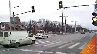 Tak kierowcy przejeżdżają przez skrzyżowanie   fot. internauta contril
