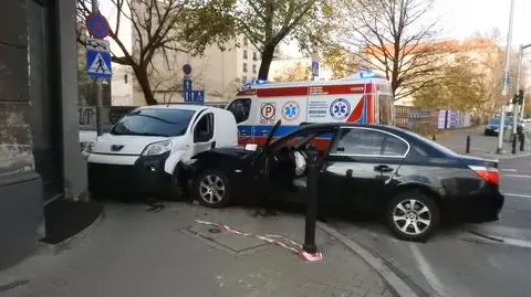 Po zderzeniu auta staranowały słupki, jedno uderzyło w budynek