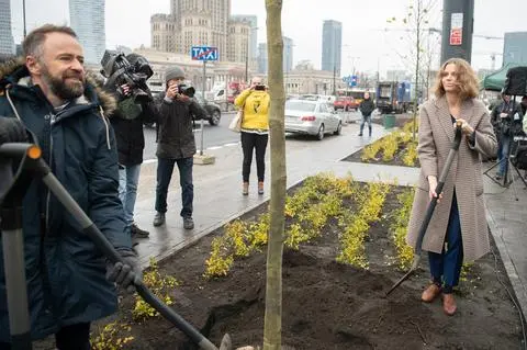 Wiceprezydent Warszawy Michał Olszewski i nowa koordynatorka ds. zieleni Magdalena Młochowska