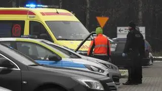 Interwencja służb na parkingu przed centrum handlowym w Markach