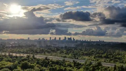 Słońce po burzy. Pochmurna panorama Warszawy