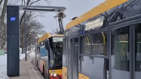 Śnieg przeszkadzał w ładowaniu elektrycznych autobusów. Połowa nie dokończyła kursów