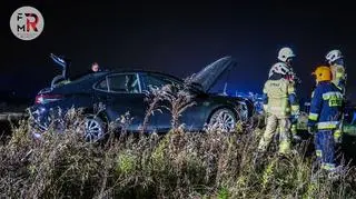 W Jawczycach policja znalazła na torach porzucony samochód