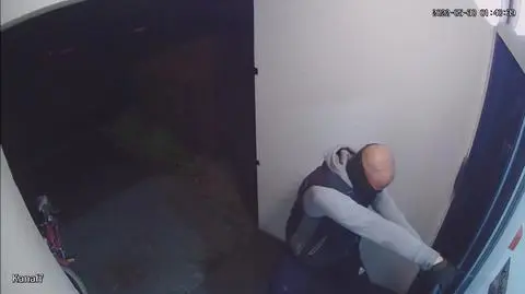 Kamery nagrały kradzież pięciu rowerów i hulajnogi. Policja prosi o pomoc
