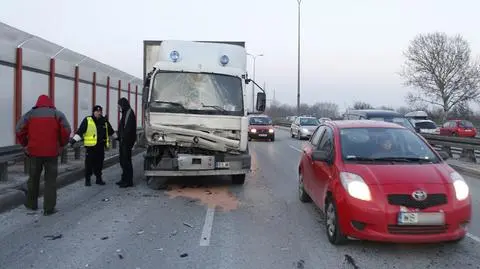 Na Trasie Siekierkowskiej zderzyły się dwa dostawczaki