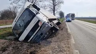 Ciężarówka w rowie w miejscowości Leszno