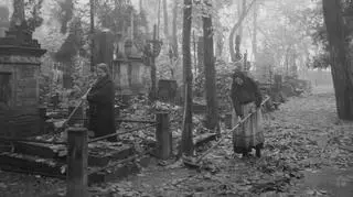 Sprzątanie przed Wszystkimi Świętymi (1925)