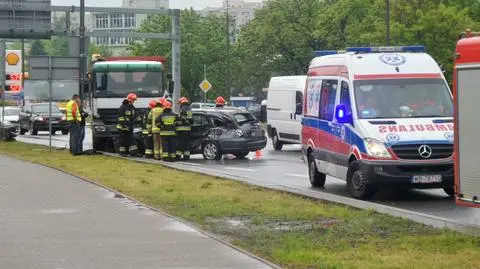 Zderzenie ciężarówki z samochodem osobowym