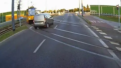 Na czerwonym, centymetry przed tramwajem. "Wyczyn" kierowcy dacii