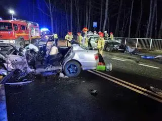 Czołowo zderzyły się dwa samochody osobowe 