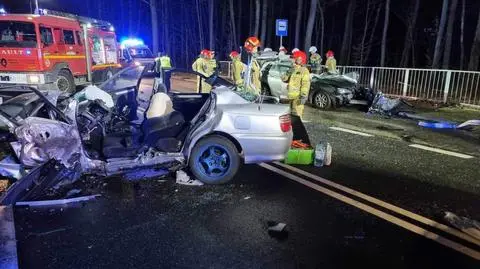 Trzy osoby ranne po czołowym zderzeniu aut