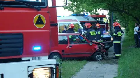 Patriotów: samochód wjechał w latarnię, ranna kobieta