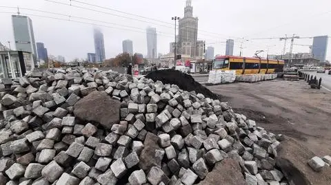 Wojewoda wciąż nie dostał rachunku za usuwanie kostki z trasy marszu. Ratusz: zbieramy faktury