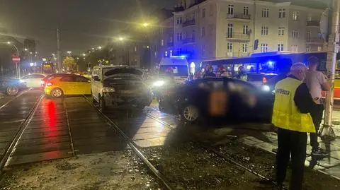 Zderzenie na Wawelskiej. Jedna osoba trafiła do szpitala