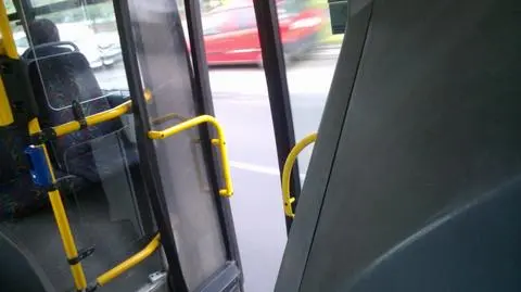 "Autobus jechał z otwartymi drzwiami"