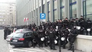 Policja zgromadziła się na ulicy Parkingowej