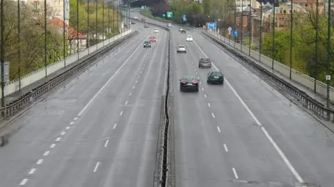 Na ulicach pustki, ale pada i jest ślisko