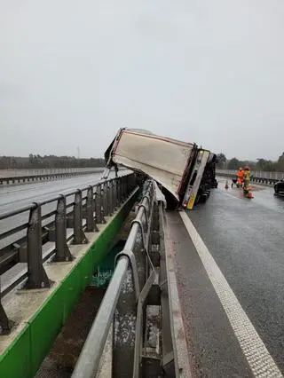 Samochód ciężarowy przewrócił się na bariery na S8