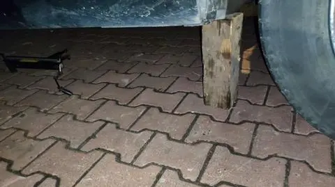 Jeden uczył drugiego, jak kradnie się katalizatory. Wpadli na gorącym uczynku 
